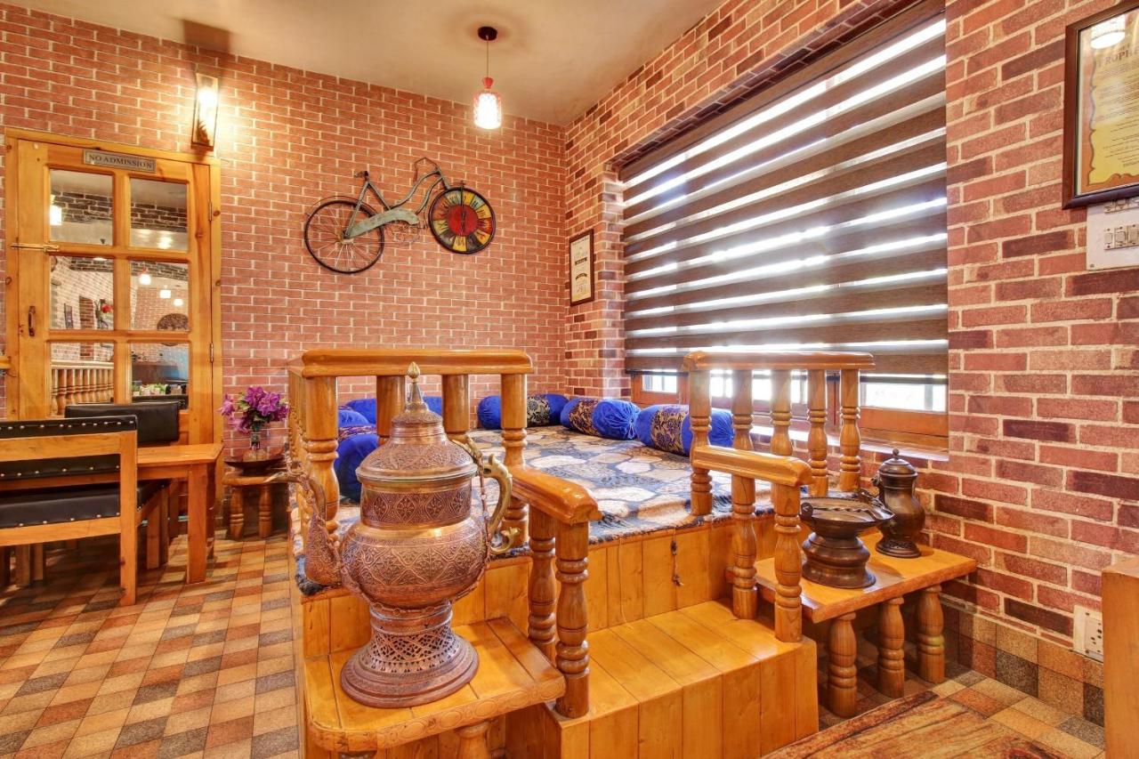 Srīnagar Super Oyo Capital O 91600 The Village Classic Hotel And Restaurant מראה חיצוני תמונה